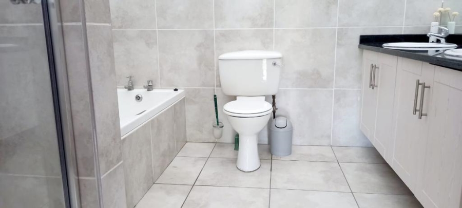 5 Bedroom Property for Sale in Beacon Bay North Eastern Cape